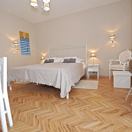 Konukevi Tinel Old Center 4*