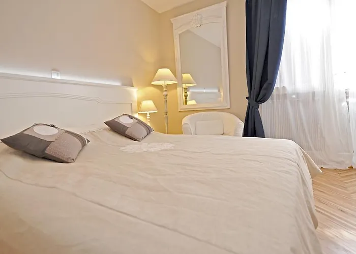 티넬 룸스 올드 시티 센터 4*